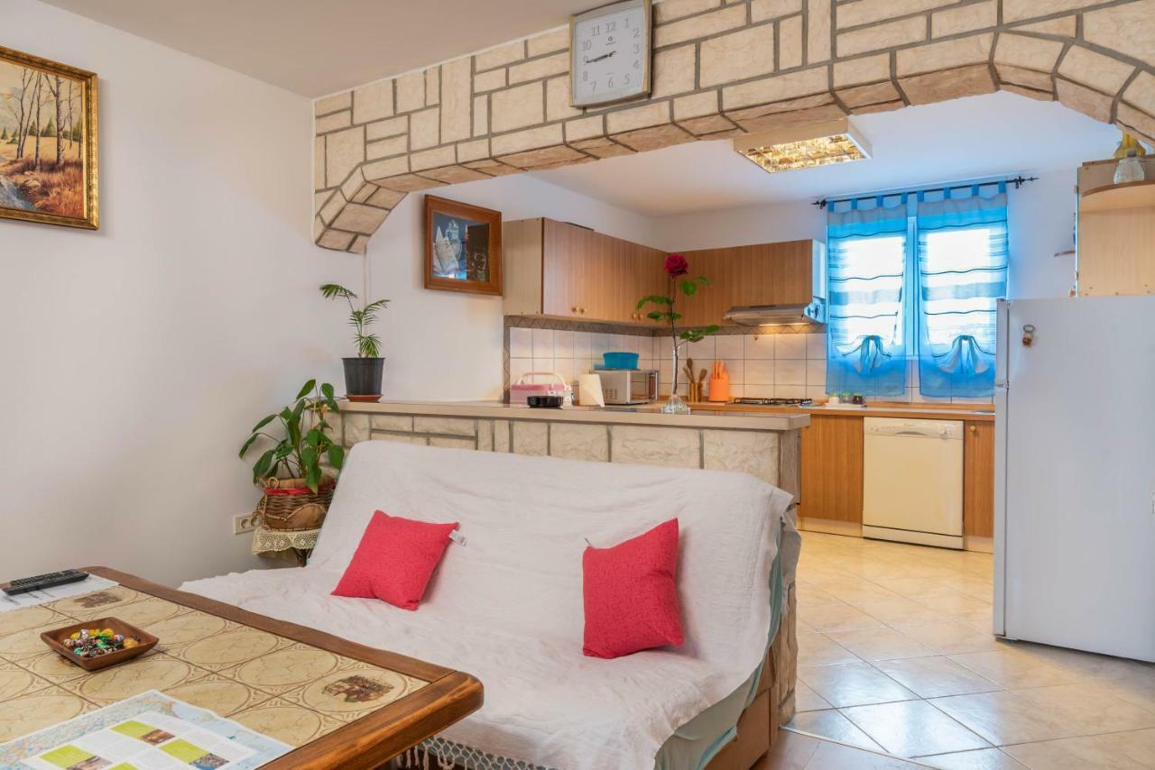 Mila Apartment Pula Luaran gambar
