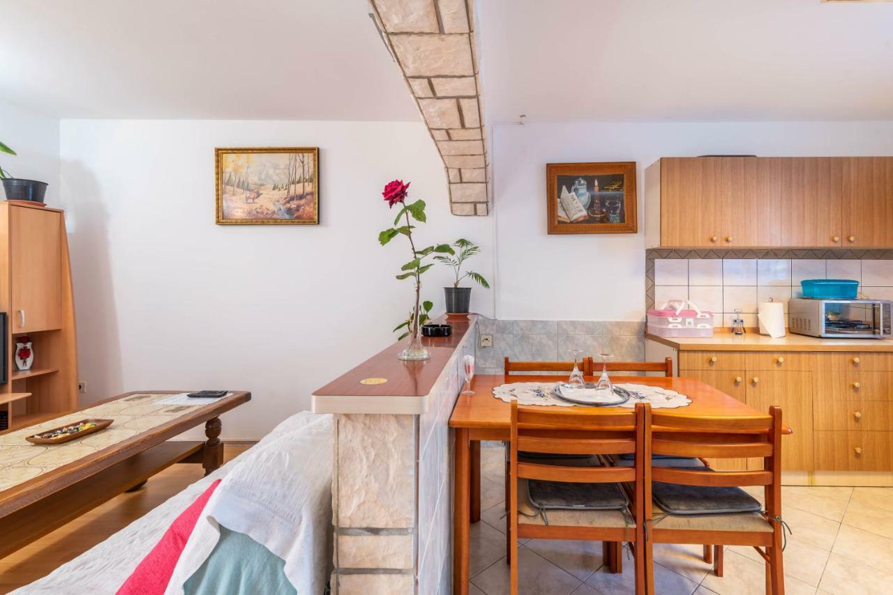 Mila Apartment Pula Luaran gambar