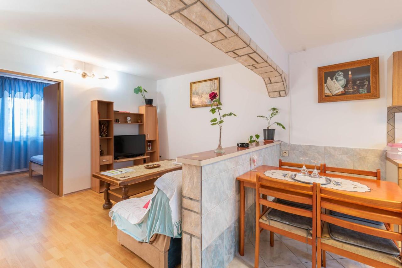 Mila Apartment Pula Luaran gambar